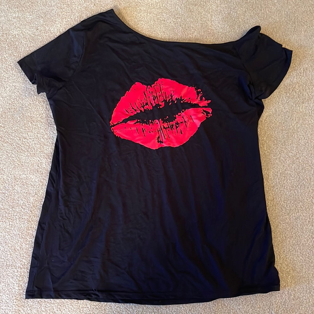 Off The Shoulder Kiss Tee